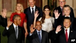 Le président Barack Obama, à gauche, regarde le président chinois à droite, lors de la séance photo avant les réunions du G20 à Hangzhou, le 4 septembre 2016.