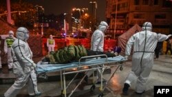 Uma equipa médica no hospital da Cruz Vermelha de Wuhan, a cidade chinesa onde o primeiro caso do novo coronavírus foi detetado. 25 de janeiro 2020