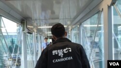 រូបឯកសារ៖ ពលករ​ចំណាកស្រុក​ខ្មែរ​​មក​ដល់​ប្រទេស​កូរ៉េ​ខាងត្បូង​ដើម្បី​ធ្វើការ។ (ប៉ូច រាសី/VOA)