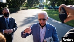 资料照片：美国总统拜登在白宫南草坪对记者讲话（2021年10月2号）