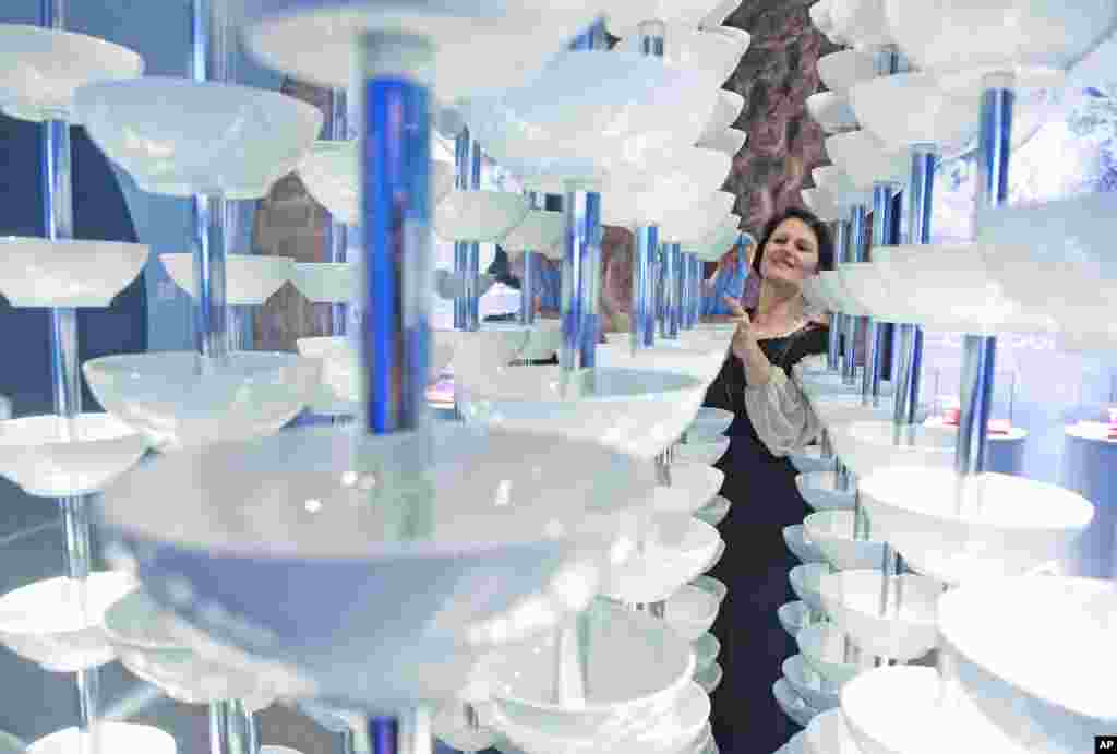 Ulrike Kaiser, Direktur yayasan Leuchtenburg, membersihkan mangkuk-mangkuk pada pameran &#39;Dunia Porselain&#39; di kastil Leuchtenburg dekat kota Kahla, Jerman.