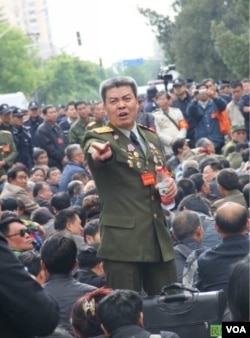 2014年5月5日，来自中国各地的上千复员军官齐聚中央军委、总政信访局上访维权。（图片来源：民生观察）