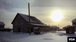 Road into the neighborhood outside Barnaul, where Valeriy and Irina Butin moved after their children had left for university, Jan. 11, 2019 (P. Cobus/VOA).