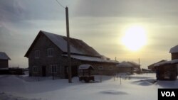 Road into the neighborhood outside Barnaul, Russia, where Valeriy and Irina Butin moved their family after their children had left for university, January 11, 2019 (P. Cobus/VOA).