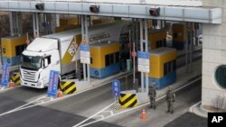 Un camion sud-coréens à Panmunjom se dirige vers la ville nord-coréenne de Kaesong, le 11 février 2016. (AP Photo/Ahn Young-joon) 