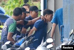 말레이시아 경찰에 체포된 북한 국적의 김정남 피살 사건 용의자 리정철이 18일 쿠알라룸푸르 세팡경찰서로 압송되고 있다.