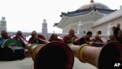 喇嘛在成吉思汗陵墓举行的纪念仪式中吹号（2006年4月18日）