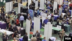 Para pelamar kerja memadati sebuah bursa kariri di Cleveland State University, negara bagian Ohio (4/3). Tingkat pengangguran bulan lalu turun menjadi 8,9 persen.