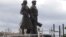 波罗的海国家立陶宛首都维尔纽斯的一名工人正在拆除前苏联时代的一座雕塑。（2015年7月20日）