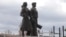 资料照：波罗的海国家立陶宛首都维尔纽斯的一名工人正在拆除前苏联时代的一座雕塑。（2015年7月20日）