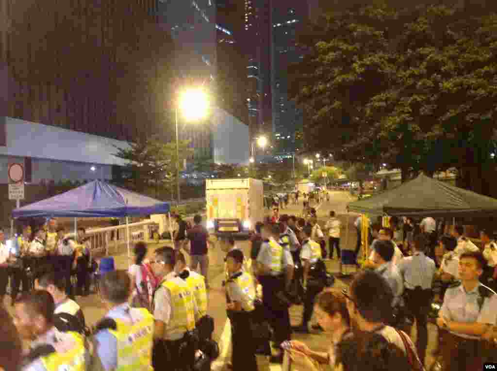 在各界呼吁撤离声中示威者继续坚守特首办（美国之音海彦拍摄 ）