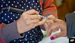 2015年1月8日纽约美甲沙龙顾客接受修甲