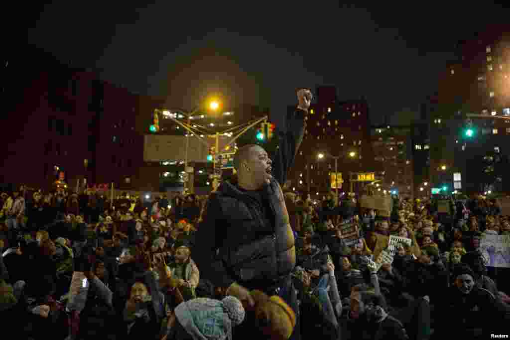 تظاهرکنندگان در منطقه تجاری منهتن اجتماع کردند و خواستار اجرای عدالت در مورد مأمور پلیسی شدند که بی&zwnj;توجهی&zwnj;اش به مرگ اریک گارنر منجر شد &ndash; محله منهتن نیویورک، ۱۳ آذر