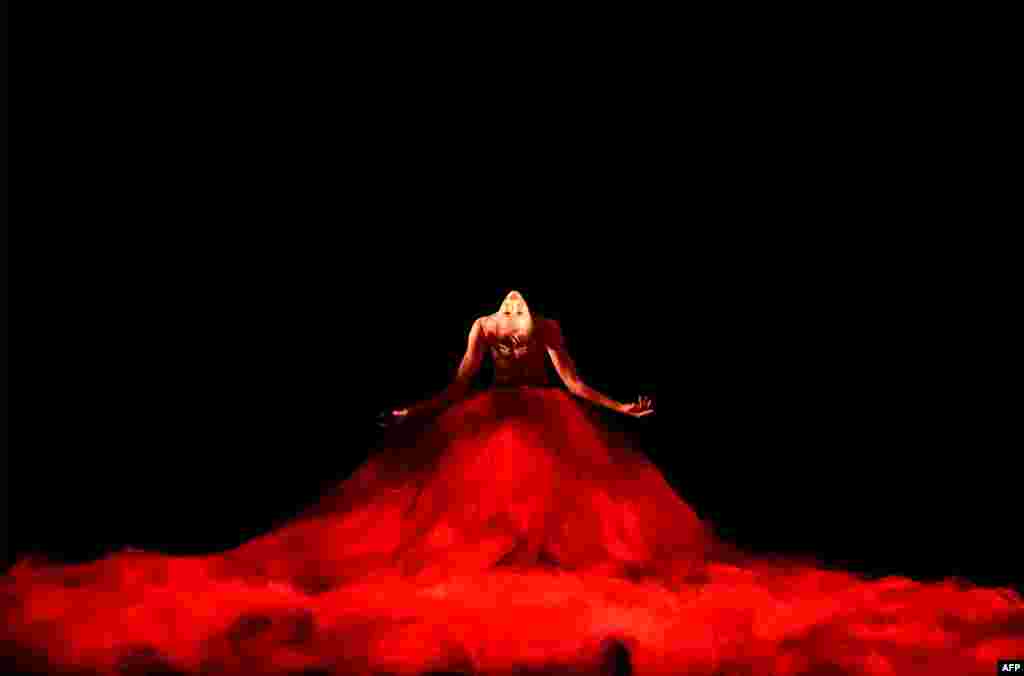 សមាជិក​នៃ​ក្រុម​របាំ​ប៉ាឡេ​អូស្រ្តាលី​ធ្វើការ​សម្តែង​នៅ​ក្នុង​ឈុត​មួយ​នៃ​របាំ &laquo;Scent of the Love&raquo; អំឡុងពេល​លំហាត់សម​មួយ​នៅ​ Opera House ក្នុង​ក្រុង​ស៊ីដនី ប្រទេស​អូស្រ្តាលី កាល​ពី​ថ្ងៃទី២៨ ខែ​មេសា ឆ្នាំ​២០១៦។&nbsp;