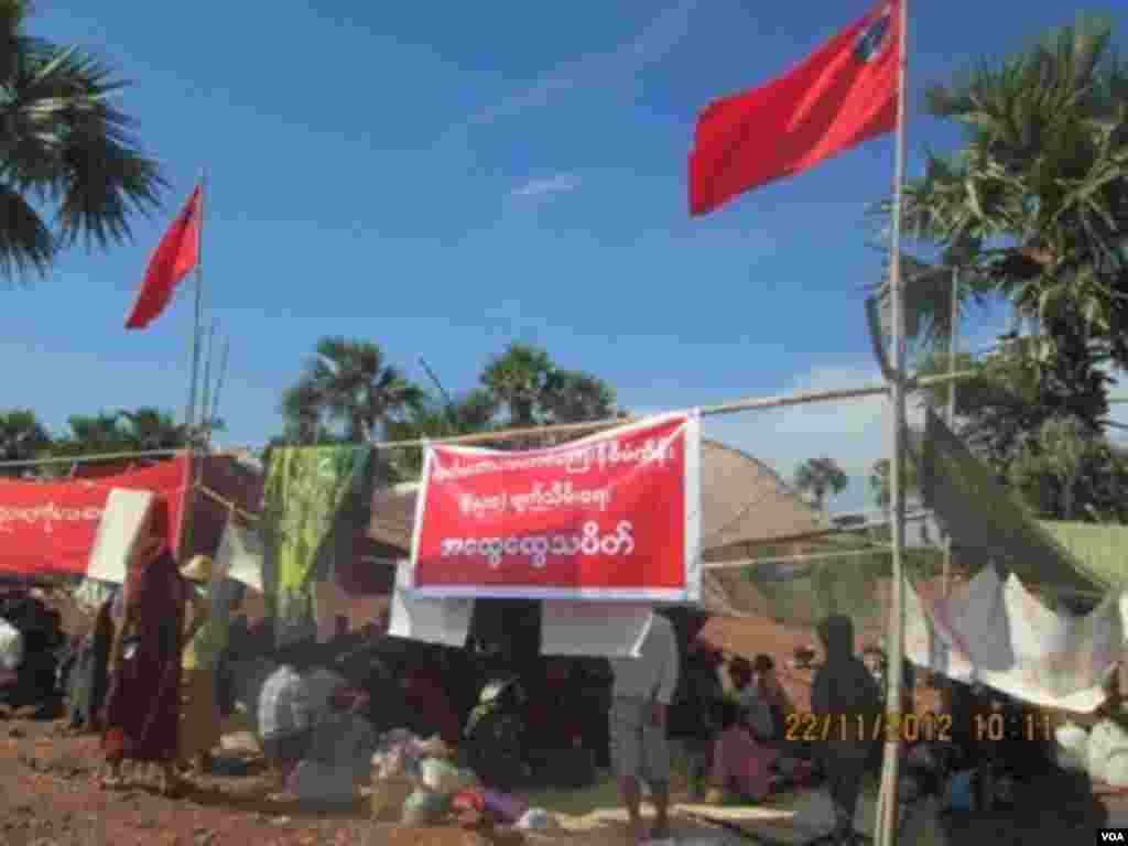 2012年11月23日，抗议者聚集在缅甸望濑中资铜矿外的一处营地。