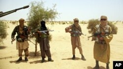 Militan Islamis Mali, Ansar Dine di padang pasir di luar Timbuktu (foto: dok). Pasukan Mali menuju Timbuktu untuk menggempur militan Islam. 