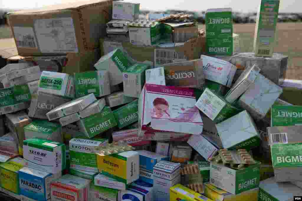 ថ្នាំពេទ្យ និងផលិតផលក្លែងក្លាយ និងខូចគុណភាព ត្រូវបានដាក់តាំងត្រៀមកម្ទេចបន្ទាប់ពីរឹបអូសបានពីឈ្មួញ ក្នុងពិធីកម្ទេចផលិតផល និងថ្នាំពេទ្យក្លែងក្លាយក្នុងរាជធានីភ្នំពេញ នាថ្ងៃទី១២ ខែមីនា ឆ្នាំ២០១៩។