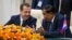 លោក Dmitry Medvedev នាយក​រដ្ឋ​មន្ត្រី​រុស្ស៊ី​ស្តាប់​​លោក​នាយក​រដ្ឋ​មន្ត្រី ហ៊ុន សែន ក្នុង​អំឡុង​ពិធី​ចុះ​ហត្ថលេខា​លើ​ឯកសារ​មួយ​ចំនួន​នៅ​រាជធានី​ភ្នំពេញកាល​ពី​ថ្ងៃទី២៤ ខែ​វិច្ឆិកា ឆ្នាំ​២០១៥។ (Dmitry Astakhov/Sputnik, Government Pool Photo via AP))
