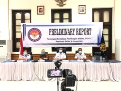 Laporan pendahuluan KNKT terkait investigasi kecelakaan pesawat Sriwijaya Air SJ182 rute Jakarta - Pontianak yang terjadi di Sekitaran Kepulauan Seribu pada 9 Januari 2021 lalu, di Jakarta, 10 Februari 2021. (Foto: Twitter KNKP)