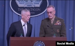 የዩናይትድ ስቴትስ መከላከያ ሚኒስትር ጄምስ ማቲስ እና የጦር ኃይሎቿ ጠቅላይ ኤታ ማዦር ሹም ጄኔራል ጆዜፍ ዳምፎርድ በመከላከያ መሥሪያ ቤቱ በሶሪያ ላይ ስለተጣለው ጥቃት ጋዜጣዊ መግለጫ ሲሰጡ