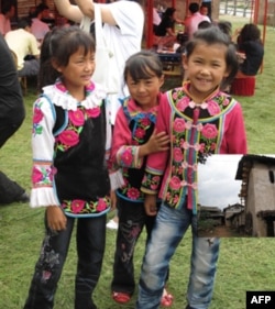 Yi ethnic girls