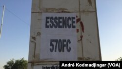 Hausse du carburant à la pompe au Tchad à N'Djamena, le 9 janvier 2018. (VOA/André Kodmadjingar)