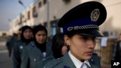 گزارش بر بلند بردن آگاهی در مورد مساوات جنسی در صفوف نیرو های امنیتی تاکید دارد