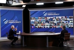 美国总统拜登和国务卿布林肯在白宫与110个国家的领导人出席线上“民主峰会”。（2021年12月9日）