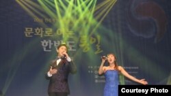 지난 30일 서울에서 열린 '문화로 여는 한반도 통일' 콘서트에서 김진(왼쪽), 강민경 성악가가 공연하고 있다.