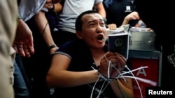 环球时报旗下记者付国豪2019年8月在香港机场遇袭。
airport, in Hong Kong, China, August 13, 2019. 