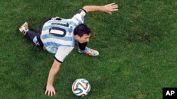 Lionel Messi contrôle le ballon lors de la demi-finale de la Coupe du Monde contre les Pays-Bas au stade Itaquerao à Sao Paulo, Brésil, mercredi 9 juillet, 2014. (AP Photo/Fabrizio Bensch, Pool)