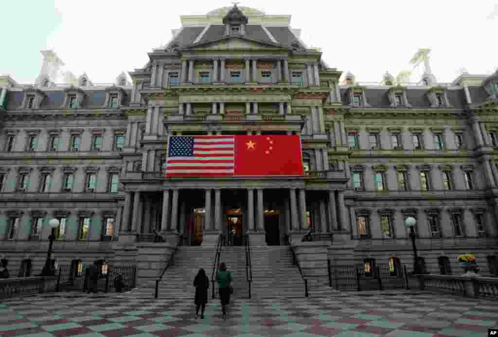 1997年10月28日，美国和中国国旗悬挂在华盛顿的老行政大楼上，迎接中国主席江泽民的到来。