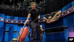 Seorang petugas tengah membersihkan karpet untuk persiapan Debat Capres AS ketiga dan terakhir di University of Nevada, Las Vegas, 17 Oktober 2016 (Foto: dok).. 