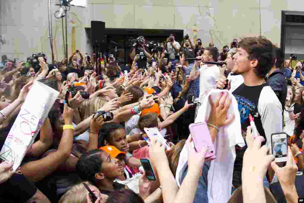 Anggota One Directions dari kanan ke kiri: Louis Tomlinson, Niall Horan, Liam Payne and Harry Styles, tampil dalam acara NBC &quot;Today&quot;&nbsp; di&nbsp; New York.