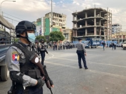 Jeshi la Myanmar likiwa barabarani wakati wa maandamano.