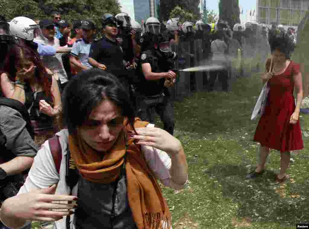 Polisi anti huru hara Turki menggunakan gas air mata dalam demo menentang perusakan pohon di taman akibat proyek jalan, di Taksim Square di pusat Istanbul, 28 Mei 2013.