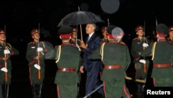 동남아시아국가연합(아세안) 정상회의 참석을 위해 5일 빗속에 라오스에 도착한 바락 오바마(가운데) 미국 대통령이 공항에서 의장대를 사열하고 있다. 