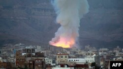 Asap membubung menyusul serangan udara dari koalisi pimpinan Saudi di wilayah Gunung Noqum di sebelah timur pinggiran kota Sana'a, Yaman (11/5). (AFP/Mohammed Huwais)