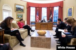 سحر نوروز زاده (چپ) در یکی از جلسات شورای امنیت ملی در کاخ سفید با حضور پرزیدنت اوباما