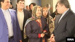 علی جنتی وزیر فرهنگ و ارشاد اسلامی ایران در یکی از نمایشگاه های فریده لاشایی در تهران