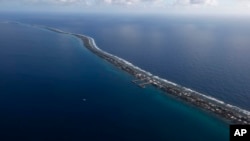 资料图： 从空中俯瞰太平洋岛国图瓦卢的一个主要岛屿。（美联社2011年10月） 