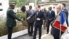 Le ministre français de la Défense Sébastien Lecornu (au centre) est attendu à Abidjan par son homologue ivoirien, Téné Birahima Ouattara (à gauche).