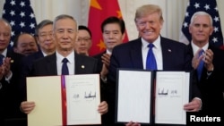 资料照：美国总统特朗普与中国副总理刘鹤于2020年1月15日在华盛顿白宫东厅签署了“第一阶段”美中贸易协议。