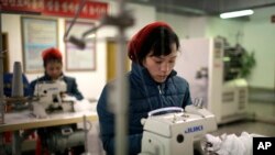 2017年1月9日平壤织袜厂女工在缝袜子（美联社摄）