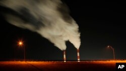 Cerobong asap dari sebuah pembangkit listrik tenaga batubara di La Cygne, Kansas (foto: dok). Polusi karbondioksida Amerika naik 2 persen tahun 2013 lalu. 