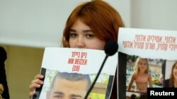 خواهر نیک بیزر، یکی از سربازان اسرائیلی که جسد او کشف شده است.