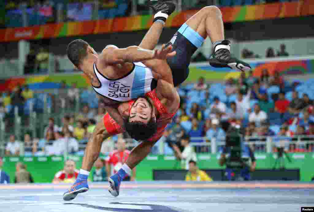 Migran Arutyunyan dari Armenia and Adham Ahmed Saleh Ibrahim Kahk dari Mesir berkompetisi dalam gulat gaya Greco-Roman.&nbsp;(Reuters/Toru Hanai)
