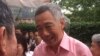 Perdana Menteri Singapura Lee Hsien Loong menyapa warga Singapura di Kedutaan Singapura, Washington DC, pada perayaan Hari Nasional, Minggu (31/7). (VOA/Vina Mubtadi)