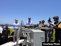 四月底立法委员林郁方在抵达太平岛后听取驻岛部队的汇报