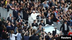 Le pape François saluant la foule à la fin de la messe au Vatican, le 20 novembre 2016.